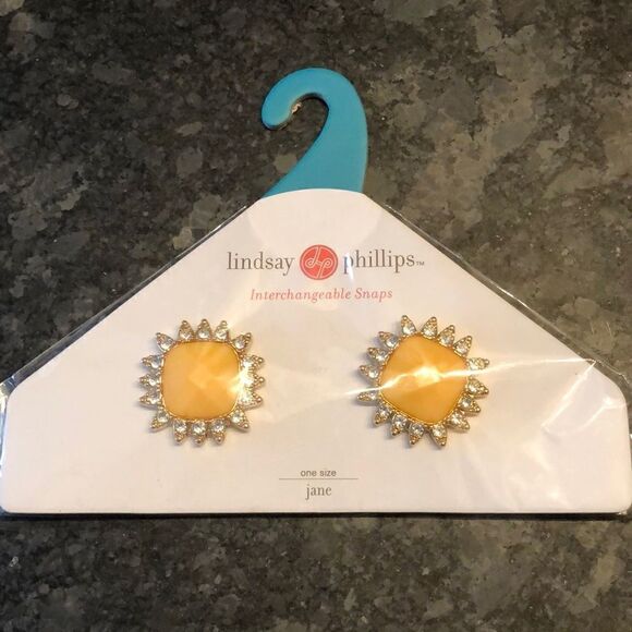 Lindsay Phillips Snaps NIP ☀️Sunny! Jane - Picture 1 of 3